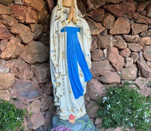 A Gruta de Lourdes: acolhida de Mãe